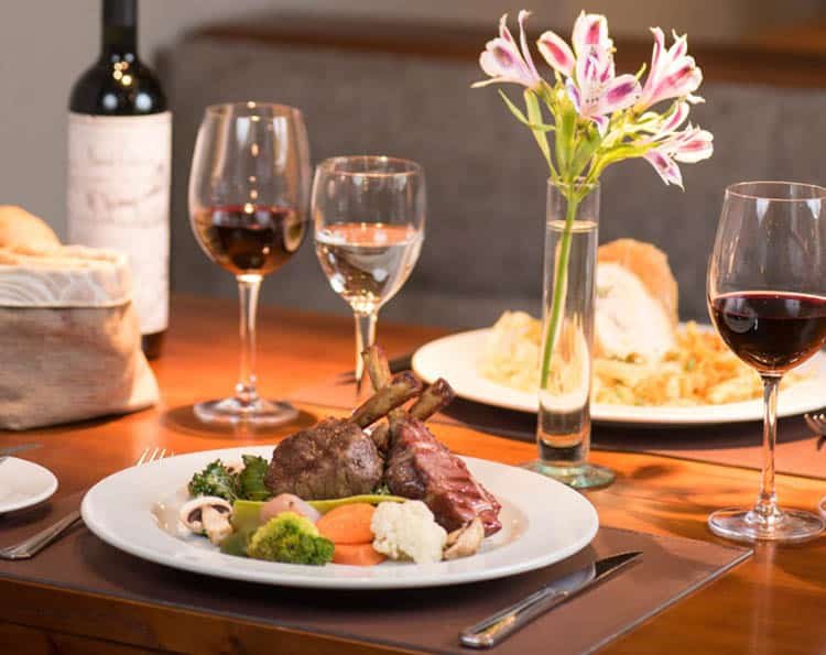 Cena en restaurante gourmet